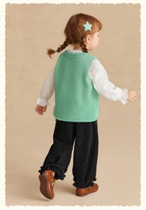 Vue arrière du gilet tricoté vert menthe pour enfant avec chemise et pantalon à pois