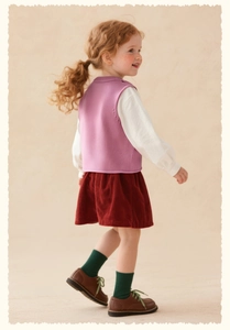 Détail du gilet en tricot pour enfant avec jupe en velours côtelé de style académique