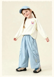 Detail of children's wide-leg pants featuring elastic waist and star print sweatshirt