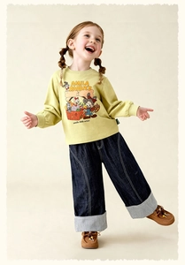Détail de jean taille haute pour fille avec surpiqûres blanches et revers à rayures