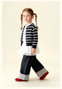 Vue d'ensemble d'un jean fille taille haute à revers rayés et d'un cardigan tricoté