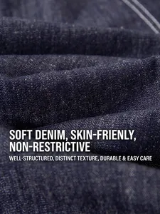 Gros plan sur le tissu denim bleu foncé souple avec texture sergée pour jeans fille