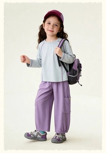 Casual outfit voor kinderen met lichtpaarse cargobroek en praktische zijzakken aan de zijkant