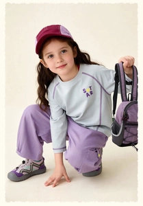 Gedetailleerde kinderoutfit met blauwe Star-sweater en paarse cargobroek