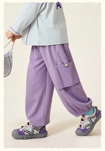 Detail van paarse kinderjoggingbroek met cargozak en gele knoopsluiting