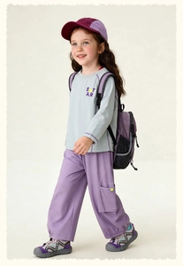 Detail van lila cargo broek en lichtblauw T-shirt met lange mouwen en STAR-opdruk