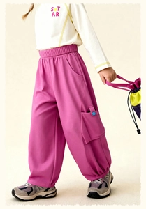 Detail van de roze cargo joggingbroek voor kinderen met elastische taille en blauwe knoopzak