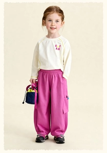 Detail van de roze joggingbroek en crème sweatshirt met lange mouwen voor kinderen