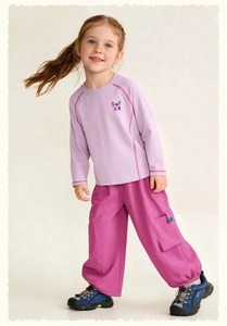Detailweergave van vrijetijdsset voor kinderen met paarse top en fuchsia cargobroek