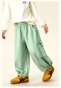 Detail van een lichtgroene cargo kinderbroek met elastische taille en zijzak met knoop