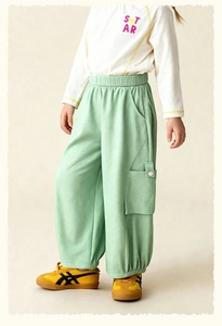 Detail van de mintgroene cargo broek met elastische taille en zijzak voor kinderen