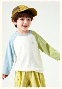 Detail of boys color-block long sleeve T-shirt and yellow shorts casual two-piece set