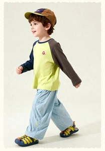 Detail of boys color-block long sleeve t-shirt and light blue wide-leg casual pants set