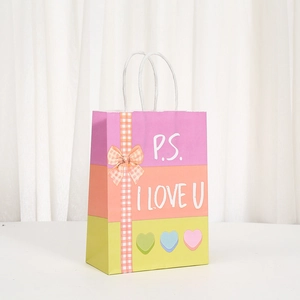 Detail einer bunten P.S. I LOVE U Geschenktüte mit Karoschleife und Herzmotiven