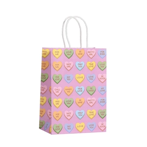 Lila Geschenktüte zum Valentinstag mit bunten Herzmustern und Kordelgriffen