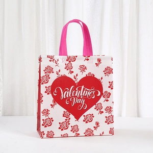 Sac cadeau de la Saint-Valentin en non-tissé avec roses rouges et cœur romantique