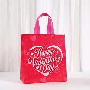 Détail du sac cadeau rouge pour la Saint-Valentin avec motifs cœurs et poignées