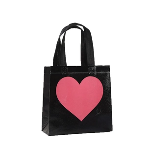 Borsa regalo nera in tessuto non tessuto con cuore rosa e manici in fettuccia