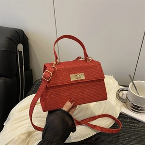 Sac à main chic rouge scintillant avec fermoir rotatif doré et fine bandoulière réglable