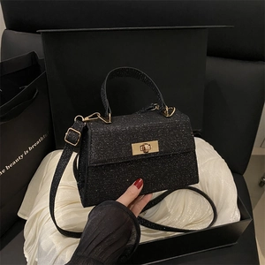 Sac bandoulière élégant à paillettes noires avec fermoir doré et bandoulière réglable