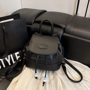 Zainetto vintage in pelle nera da donna con coulisse e dettagli di perle eleganti