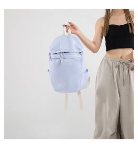 Seitenansicht eines hellblauen leichten Nylon-Rucksacks mit Reißverschlusstasche und Griff