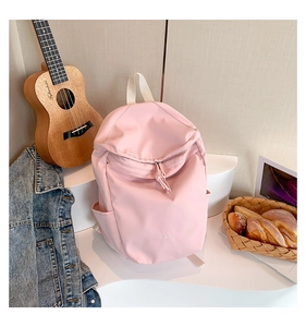 Detailansicht des faltbaren rosa Rucksacks mit vorderem Reißverschlussfach und Seitentasche