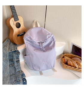 Detail eines lavendelfarbenen Rucksacks mit Logo-Stickerei und Doppelreißverschluss