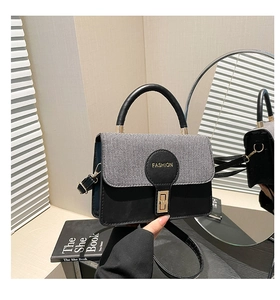Dettaglio della piccola borsa quadrata vintage con patta in tweed e chiusura dorata