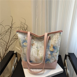 Sac fourre-tout chic en dentelle florale avec poignées roses en PU sur une chaise en cuir