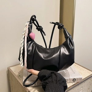 Bolso plisado negro estilo dumpling con colgante de corazón y pañuelo trenzado