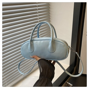 Detail der hellblauen Kunstleder-Tasche mit Doppelgriffen und glattem, mattem Finish
