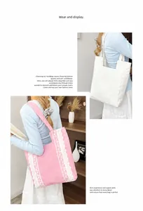 Primer plano de bolso tote de lona con elegante encaje blanco en rosa y blanco