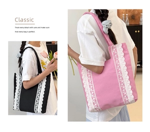 Détail de sacs fourre-tout en toile avec broderie en dentelle blanche en noir et rose