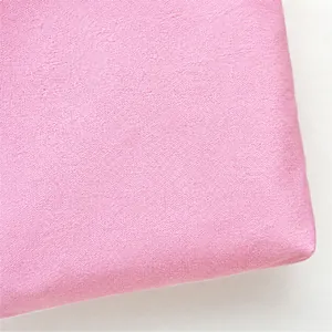 Vista detallada de la textura de tela tejida rosa suave y material del bolso de mano