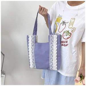 Détail du sac cabas en toile lavande avec bordures en dentelle blanche au style doux