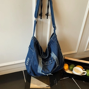 Sac hobo vintage en jean délavé bleu avec détails de franges et bandoulière réglable