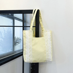 Sac fourre-tout en toile jaune clair minimaliste avec détails de bordure en dentelle blanche