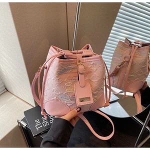Dettaglio borsa a secchiello rosa con trama a rilievo e cuciture colorate vivaci