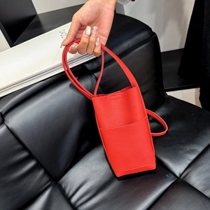 Bolso pequeño rojo de piel con textura de lichi para móvil y correa de hombro elegante