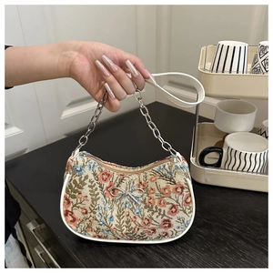 Sac à main jacquard fleuri avec broderies vintage et pendentif nœud argenté