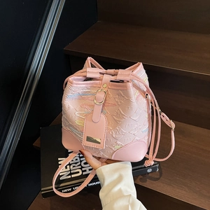 Borsa a secchiello rosa in tessuto testurizzato con cuciture a onde colorate e pelle