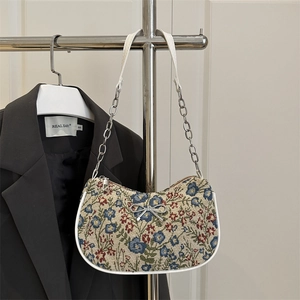 Bolso medialuna de jacquard floral con lazo plateado y correa de cadena elegante