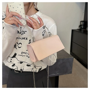 Détail du mini sac à rabat rose clair avec poignée ronde argentée et bandoulière chaîne