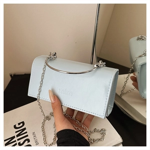 Détail du sac à main bleu clair en cuir PU avec poignée ronde argentée et chaîne