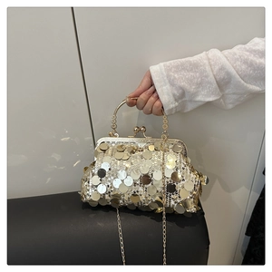 Gros plan d'un sac de soirée à paillettes avec poignée en métal gravée et bandoulière