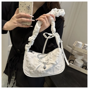 Detalle de tela jacquard de mariposa blanca con colgante de corazón y correa fruncida