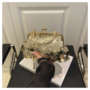 Détail de la pochette de soirée à paillettes avec poignée dorée et bandoulière chaîne