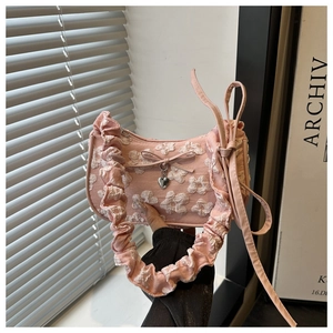 Bolso plisado rosa con bordado floral blanco y detalle de colgante de corazón plateado