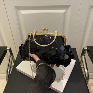 Pochette de soirée pailletée noire avec bandoulière chaîne dorée et poignée